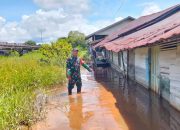 Siaga Banjir, Babinsa Koramil 01/Pahandut Terus Pantau Perkembangan Kondisi Diwilayah Terdampak