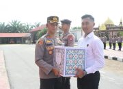 Sambut Idul Fitri 1446 H, Kapolres Katingan Bagikan Parcel Lebaran