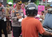 Kapolres Katingan Berbagi Kebaikan di Bulan Suci Ramdhan dengan Membagikan Takjil