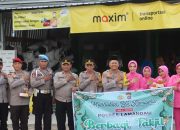 Aksi Peduli Ramadan, Kapolres Lamandau Berbagi Takjil Kepada Pengguna Jalan