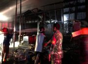 Gerak Cepat, Babinsa Koramil 1016-01/Pahandut Bantu Padamkan Kebakaran di Wilayah Binaan