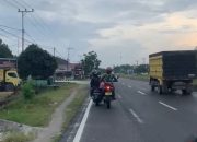 Aksi TNI Kodim 1019/Katingan Bantu Dorong Motor Warga yang Mogok di Tengah Jalan