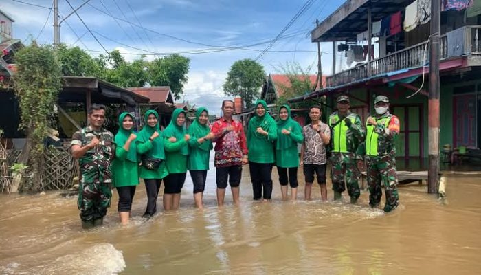 Peduli Kondisi Masyarakat, Prajurit dan Persit Cabang XXXVIII Dim 1012/Buntok Bantu Korban Bencana Banjir
