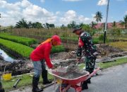 Wujud Kemanunggalan TNI Dan Rakyat, Babinsa Koramil 01/Phd Gotong Royong Memperbaiki Drainase Di Wilayah Binaan