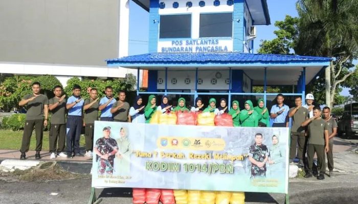 Personel Lanud Iskandar dan PIA Ardhya Garini Gelar Jumat Berkah