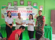 Mengatasi Kesulitan Rakyat, Babinsa Koramil 1019-06/PLM Dampingi Penyaluran BLT Dana Desa