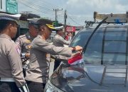 Kapolres Katingan Bersama Anggota Sat Lantas Babinsa Desa Hampalit Laksanakan Pembagian Bendera Merah Putih Dalam Rangka HUT Kemerdekaan Ke – 80.