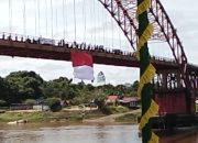 Peringatan HUT ke-80 RI Dimeriahkan dengan Pengibaran Bendera di Bawah Jembatan Merdeka