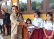 Kepedulian Pendidikan, Kades Tahujan Ontu Serahkan Bantuan Perlengkapan Sekolah ke SDN Tahujan Ontu 1