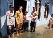 Polsek Hanau Salurkan Bansos ke Warga Tanjung Paring Terdampak Banjir