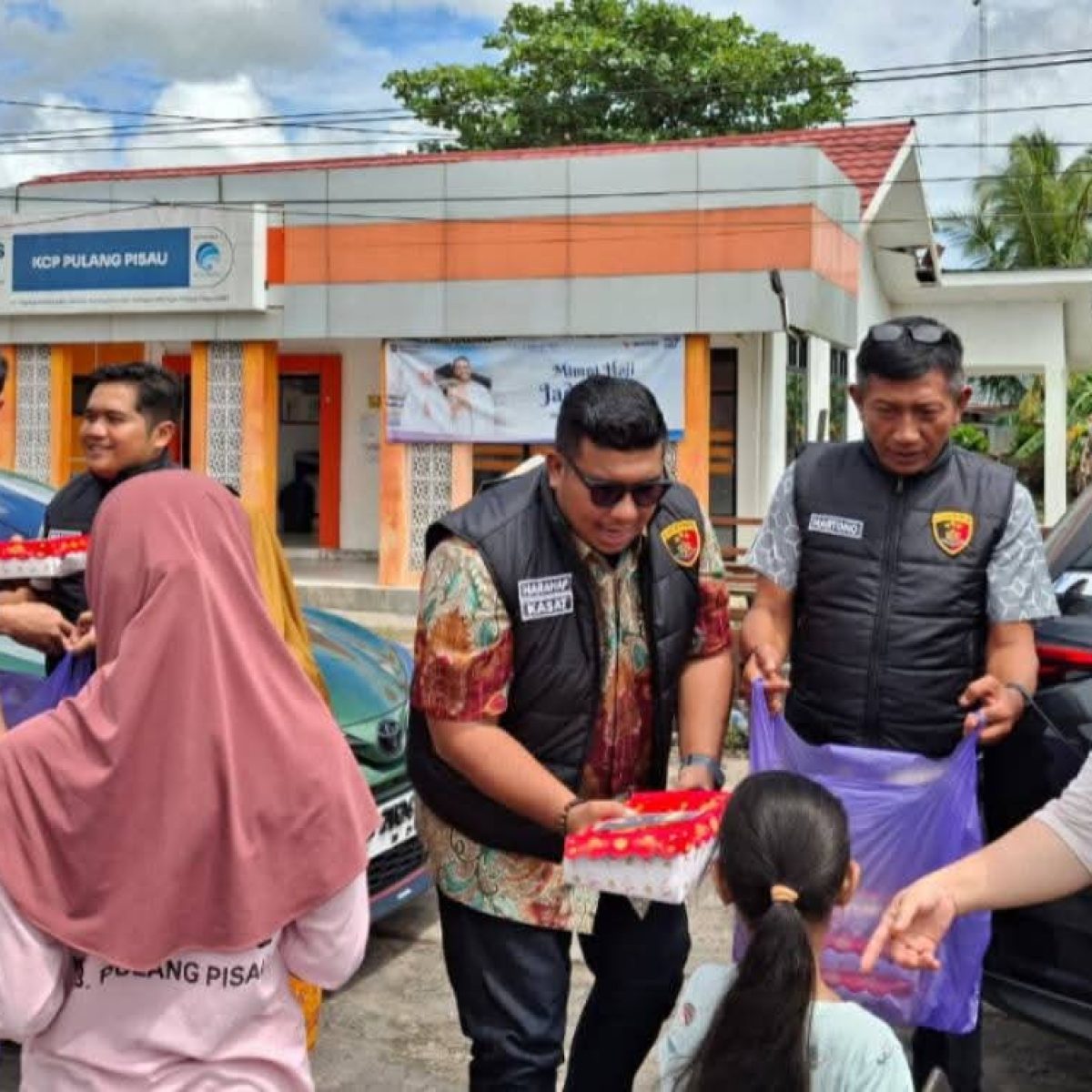 Di Balik Tugas Penegakan Hukum Kasat Reskrim Pulang Pisau Pimpin Langsung Aksi Jumat Berkah, Tunjukkan Wajah Humanis Polri