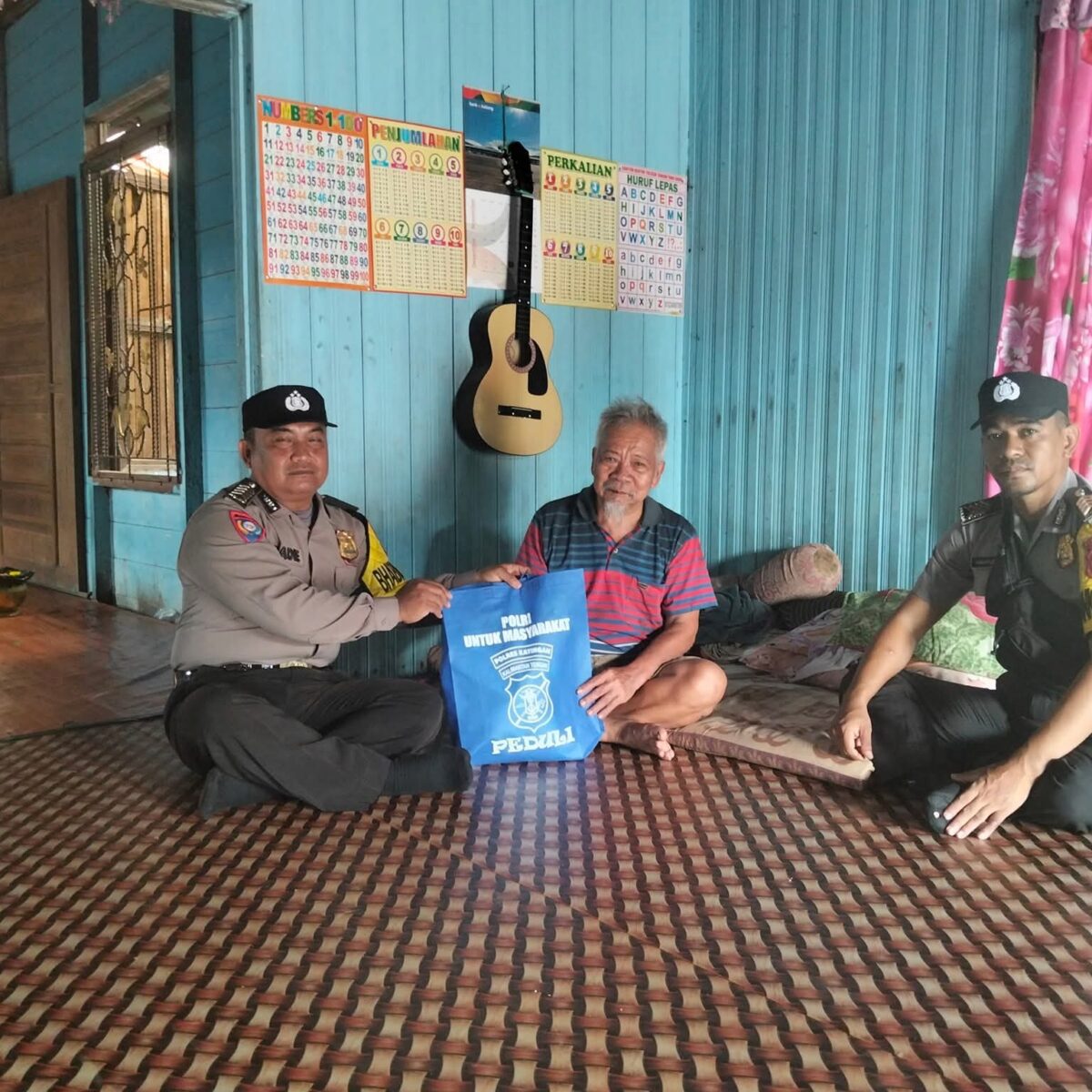 Polsek Marikit BAJAKAH “Berbagi Jum’at Berkah” Berikan Bantuan Sosial Kepada Tokoh Adat dan Tokoh Masyarakat di Kecamatan Marikit, Kab. Katingan