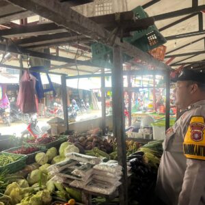 Bhabinkamtibmas Kuala Pembuang ll,Berikan Himbauan Kewaspadaan di Pasar Saik.