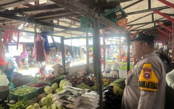 Bhabinkamtibmas Kuala Pembuang ll,Berikan Himbauan Kewaspadaan di Pasar Saik.