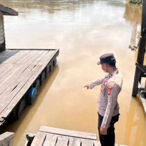 Antisipasi Musim Hujan,Polsek Seruyan Tengah Itensifkan Mitigasi Banjir dan Pembersihan Aliran Sungai.