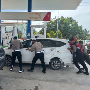 Selain Patroli Dialogis,Personel Piket Polres Seruyan Bantu Pengembudi Bermasalah di SPBU.