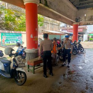 Polsek Seruyan Hilir Intensifkan Patroli dan Sosialisasikan 110 di Pasar Saik Kuala Pembuang.