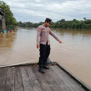 SIAGA BENCA: Polsek Seruyan Tengah Intensifkan Mitigasi dan Pantau Debit DAS Seruyan.