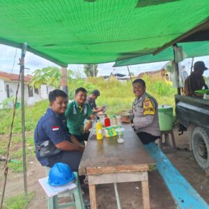 Dekati Warga Desa Bahaur,Bhabinkamtibmas Polsek Hanau Perkuat Sinergi Pengamanan Libur Nataru.