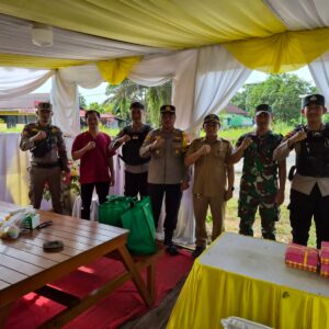 Polsek Hanau Bersama Muspika Berikan Bingkisan Kepada Petugas Pos Pam Natal dan Tahun Baru.