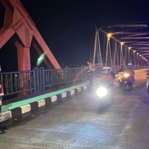 Pamapta lll Polres Seruyan Bubarkan Balapan Liar di Jembatan Soekarno.
