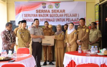 Kolaborasi Forkopimda Wujudkan Digitalisasi Pendidikan,Polres Seruyan Salurkan Bantuan Laptop Ke 10 Sekolah.