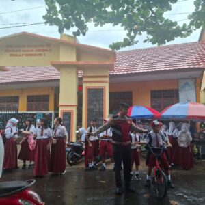 Di Tengah Hujan, Warna Coklat yang Menjadi Pulau Aman di Jalur Lurus