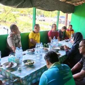 “Jumat Curhat” di Warung Kopi: Polres Seruyan Duduk Sama Warga, Dengarkan Aspirasi dan Perkuat Sinergi