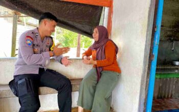 Bhabinkamtibmas Desa Tumbang Bai Sambang Warga,Ingatkan Warga Bijak Bermedia Sosial dan Jauhi Judi Online Serta Narkoba.