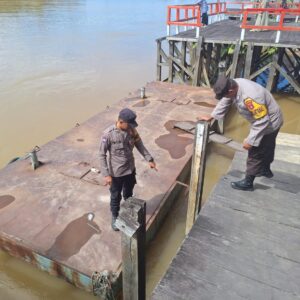 Waspada Banjir Kiriman,Polsek Hanau Pantau Debit Air Das Seruyan dan Siagakan Posko Darurat.