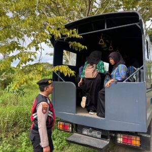 Kawal Aktivitas Pagi,Anggota Polres Seruyan Wujudkan Rasa Aman dan Nyaman Bagi Pelajar Seruyan.