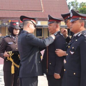 Personel Berprestasi Terima Tanda Kehormatan Pada Upacara Hari Kesadaran Nasional Polres Seruyan.