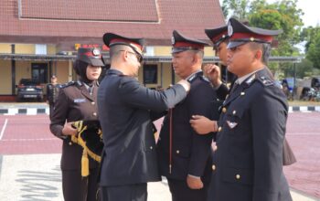 Personel Berprestasi Terima Tanda Kehormatan Pada Upacara Hari Kesadaran Nasional Polres Seruyan.