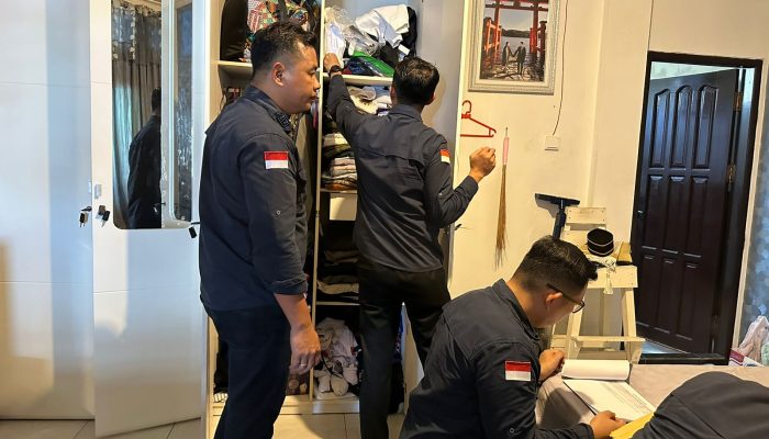 Tim Penyidik Kejati Kaltim, Melakukan Penggeledahan dikantor PT. Erda Indah Terkait Dugaan Kredit Fiktif di Bank BPD Kaltimtara Cabang Balikpapan Tahun 2021