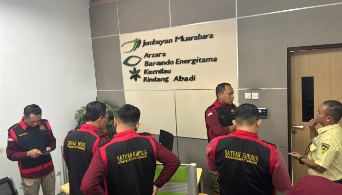 TIM PENYIDIK KEJATI KALTIM KEMBALI MELAKUKAN PENGGELEDAH   DI KANTOR PT. JEMBAYAN MUARABARA GROUP