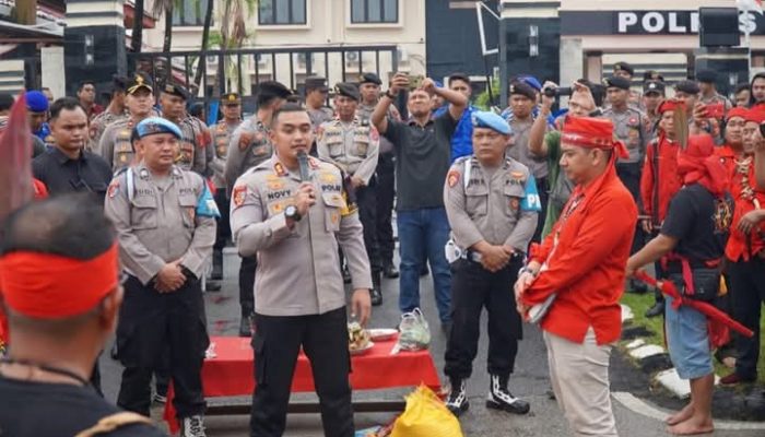 Kapolres Paser Sambut Baik Aksi Damai Tariu Borneo Bangkule Rajakng (TBBR), Terkait Kasus Penganiayaan di Dusun Muara Kate Desa Muara Langon Kec.Muara Komam Kab.Paser Kaltim.
