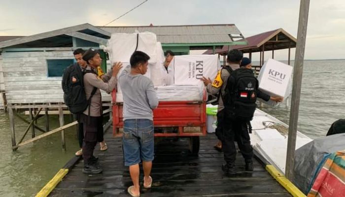 Polres Paser Pastikan Distribusi Logistik Pilkada Serentak 2024 di Kec.Tanjung Harapan Berjalan Aman dan Lancar