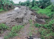 Jalan lingkungan di Desa Pepara di tutup oleh limbah galian proyek pengairan