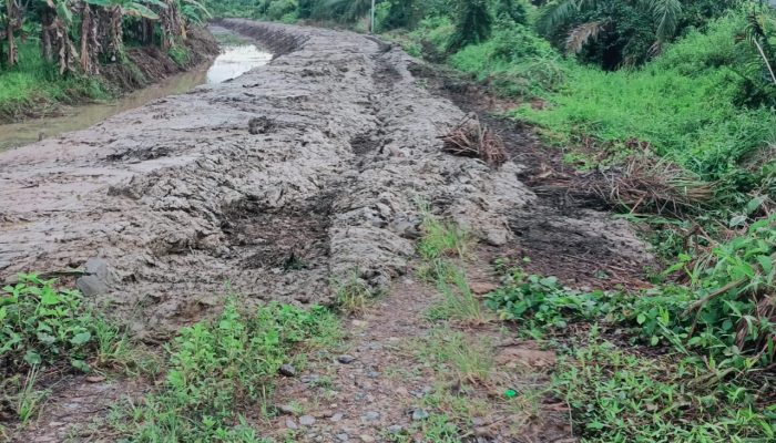 Jalan lingkungan di Desa Pepara di tutup oleh limbah galian proyek pengairan