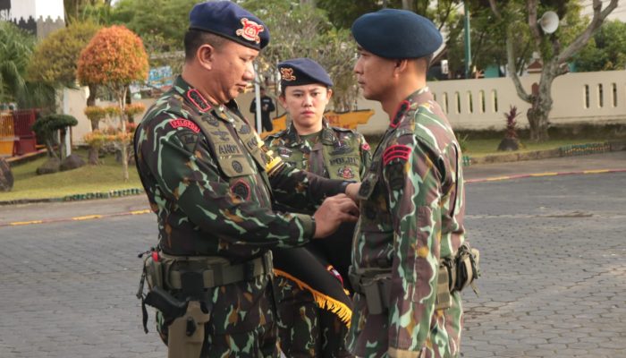 Dansat Brimob Polda Kaltim Pimpin Upacara Penyerahan Jabatan Wadansat dengan Khidmat