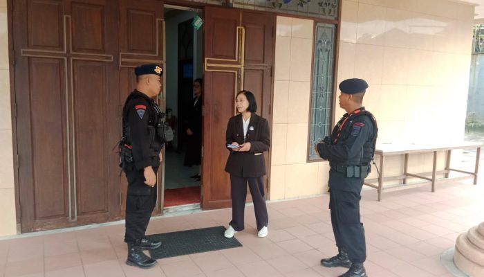 Pastikan Keamanan Ibadah di Gereja, Personel Sat Brimob Polda Kaltim Lakukan Patroli Dialogis