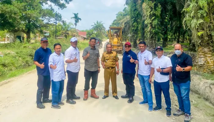 Holding Perkebunan Nusantara Perbaiki 19,74 Km Jalan Desa melalui Program TJSL PalmCo