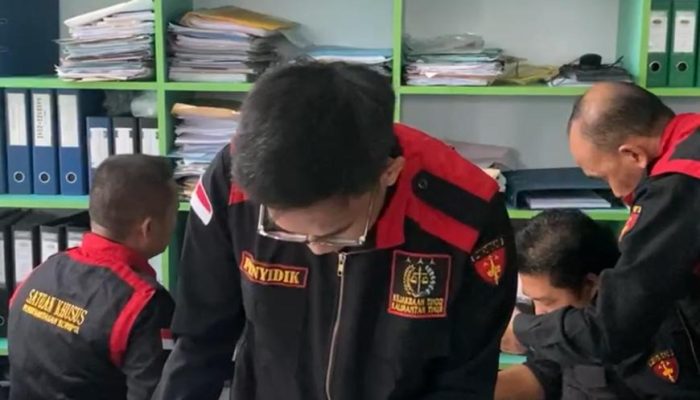 Tim Penyidik Kejati Kaltim Geledah Kantor PT. Ketenagalistrikan Kalimantan Timur (Perseroda)