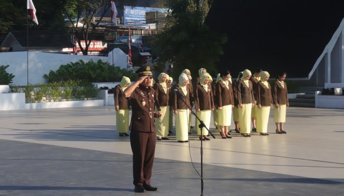Dalam Rangkayan Memperingati Hari Lahir Kajaksaan RI Ke 80 Kejati Kaltim Melakukan Upacara Ziara Dan Tabur Bunga Di Taman Makam Pahlawan