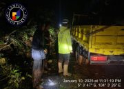 Polres Lampung Barat Evakuasi Pohon Tumbang dan Atur Pengaturan Lalu Lintas akibat tanah longsor