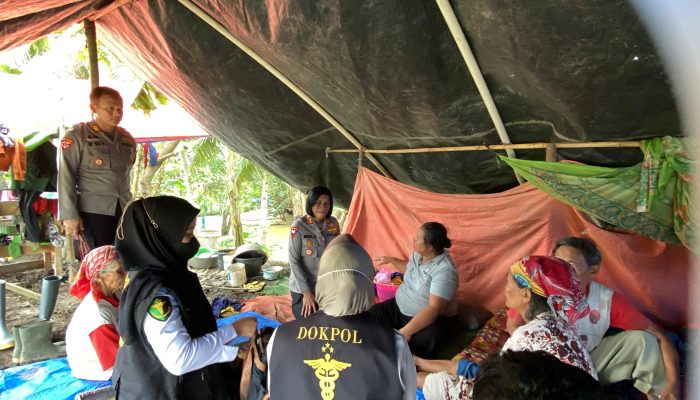 Kapolres Pesawaran Salurkan Bantuan Sosial Untuk Korban Banjir di Dusun Rawa Kijing Kabupaten Pesawaran