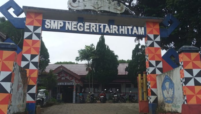 Diduga Tahan Gaji Honorarium Selama 4 Bulan terhadap 10 tenaga honorer SMPN 1 Air Hitam Lampung Barat yang di Lakukan Oleh Kepala Sekolah