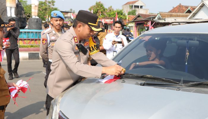 Polres Pesawaran Bagikan Bendera Merah Putih dalam Rangka HUT RI ke-80