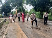 Polsek Padang Cermin Turun Tangan, Bantu Warga Terdampak Banjir dan Longsor