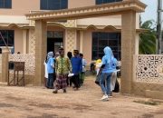 “Relawan Suara Perempuan Banyuasin Bersatu(SPBU) Gelar Jumat Berkah, Bagikan 200 Kotak Nasi di Kecamatan Talang Kelapa”